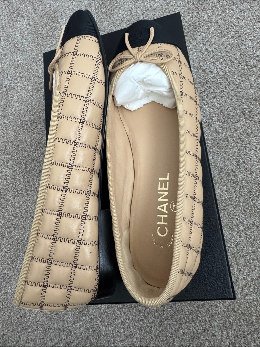 CHANEL Beige and Black Quilted Cap-Toe Leather Ballet Flats Sz 40 - Picture 6 of 16